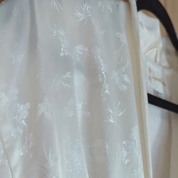 Imperial Fashion Silk Robe in Cream - Picture 2 of 4